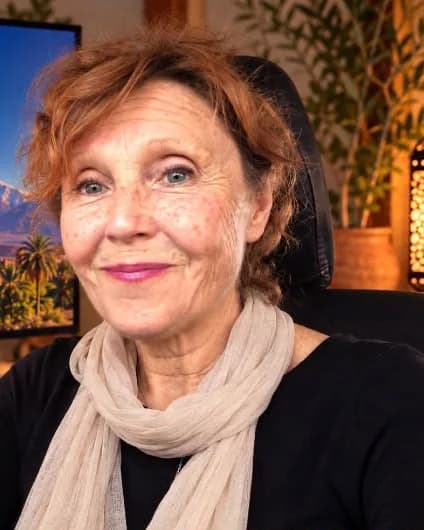 Dominique, souriante, installée devant son ordinateur pour animer un petit salon en ligne
