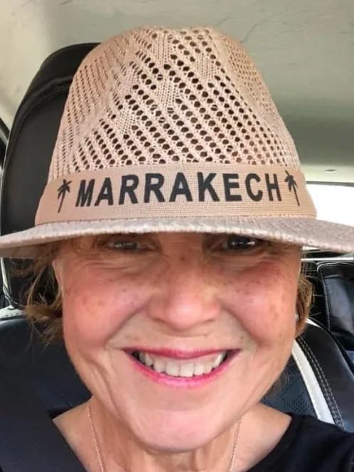 Dominique, la fondatrice, tout sourire sous son chapeau « Marrakech »