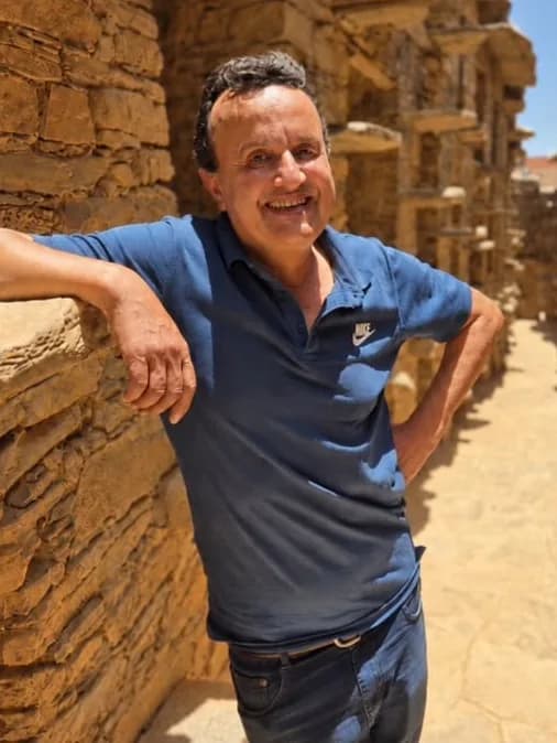 Ibrahim, accoudé aux murs de pierre sèche d’un grenier collectif